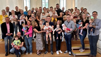 Bürgermeister Frank Zeitler, Mitglieder des Stadtrats sowie die Familienbeauftragte gratulieren den Eltern der im zweiten Halbjahr 2023 in Nabburg neu geborenen Kinder  (Bild: Marko Pammer)
