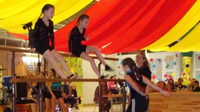 Die Turnkinder der Spielvereinigung Pfreimd sorgen mit ihrer Einlage für Abwechslung beim Vereinsball. (Bild: hm)