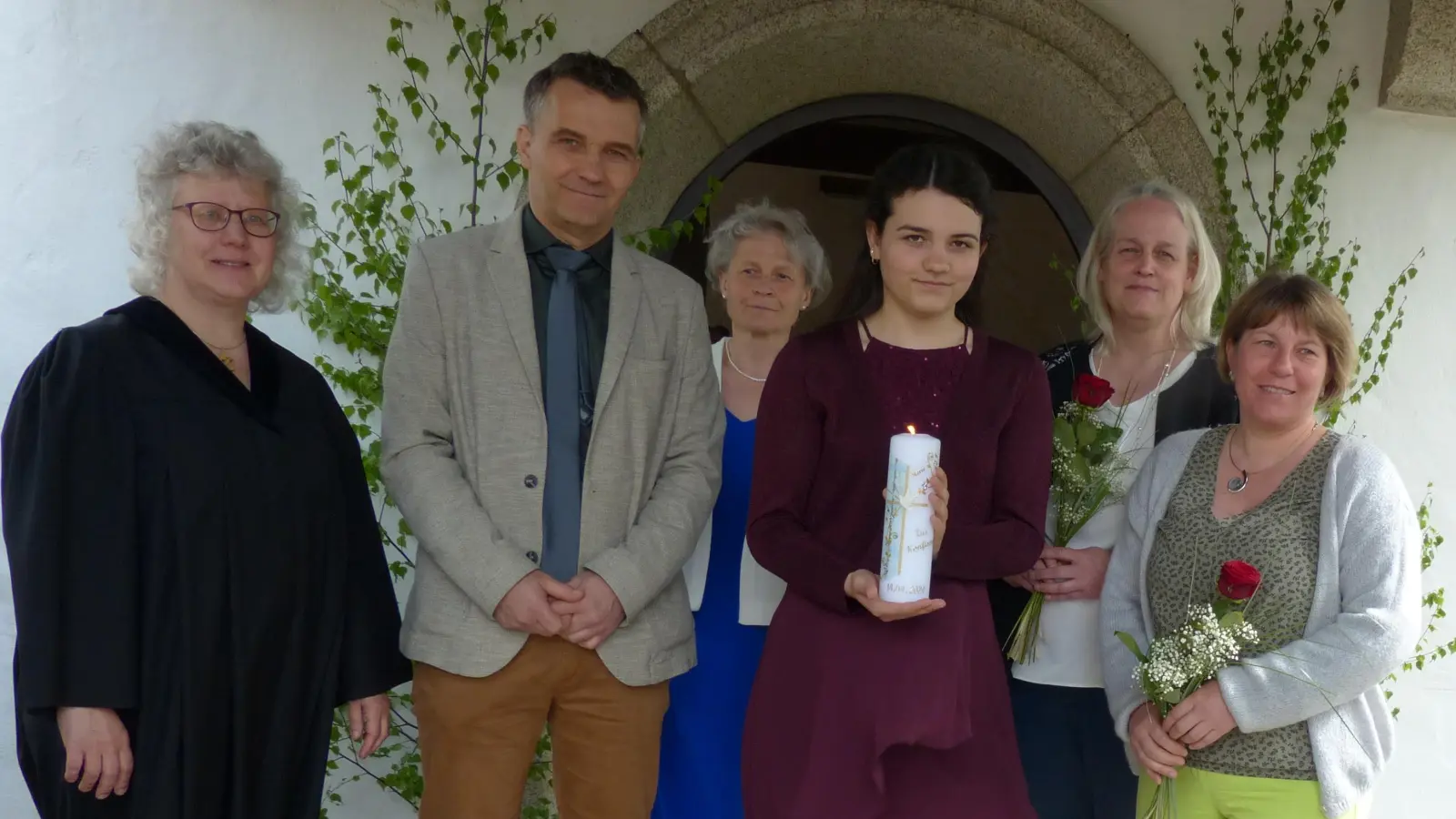 Marie Reichel (3. von links)) feierte ihre Konfirmation in der Erlöserkirche. (Bild: Hans Meißner)