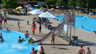 Blick ins Waldsassener Egrensisbad am Samstagnachmittag mit absolutem Rekordbesuch, was heuer die Besucherzahlen angeht. Das Plansch- und Schwimmbecken war ausgebucht, ebenso die Liegewiese des Freibades. Kurzum, ein herrlicher Sommertag.  (Bild: jr)