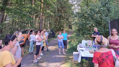 Beim Zwischenstopp gab es ein tolles Picknick mit den verarbeiteten Wildkräutern  (Bild: Jasmin Kasecker)