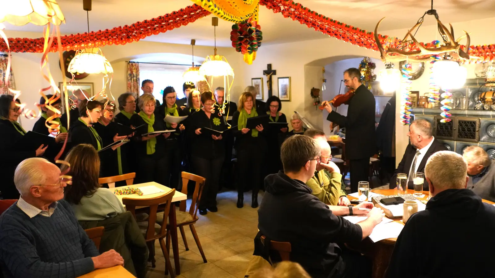 Der Waldthurner Chor tonArt unter der Leitung von Christoph Pausch (rechts mit Geige) eröffnet die Jahreshauptversammlung der Sängergruppe Floß beim Kühnhauser in Waldthurn.<br> (Bild: fvo)