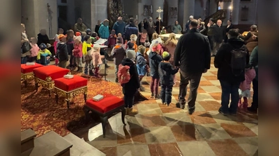 Herr Diakon Sellmeyer führt die Kinder durch die Basilika (Bild: Tobias Preißl)