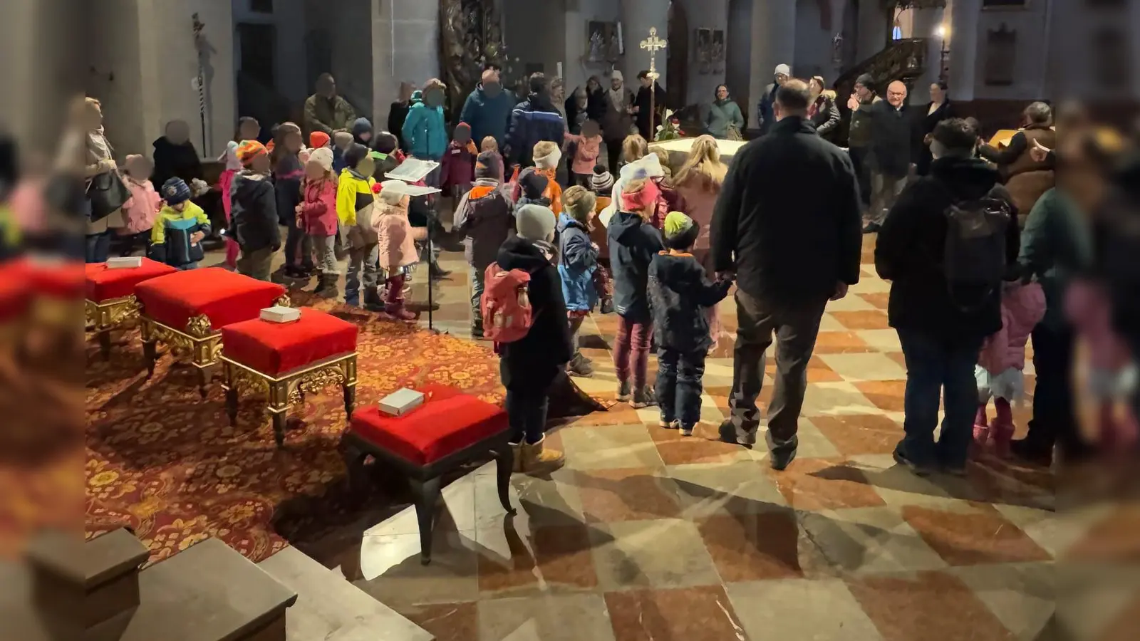 Herr Diakon Sellmeyer führt die Kinder durch die Basilika (Bild: Tobias Preißl)