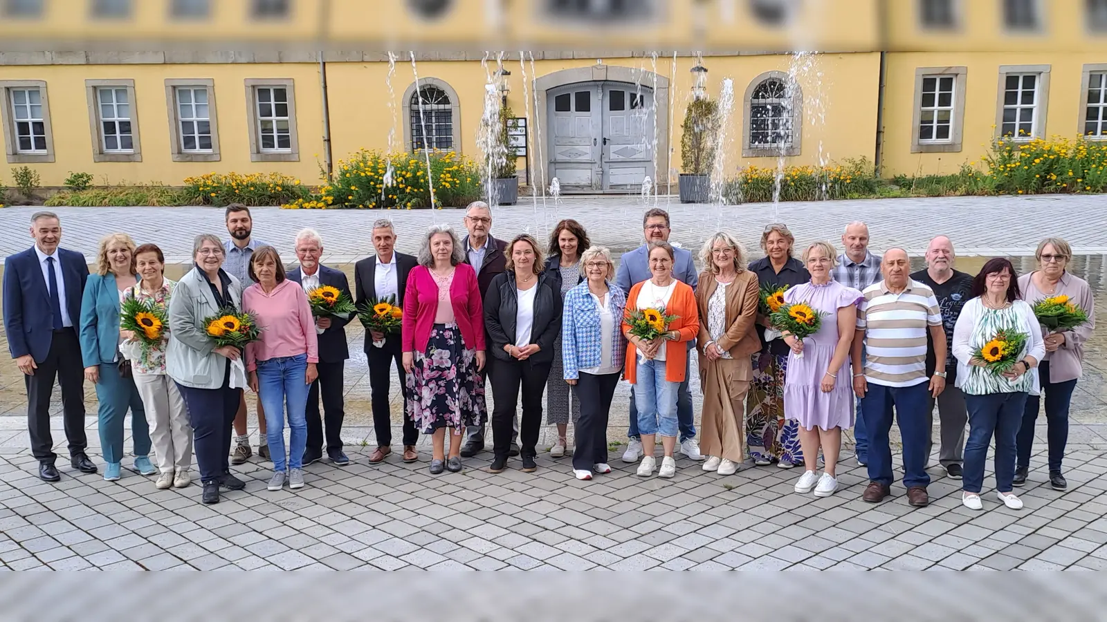 Die langjährigen Mitarbeiterinnen und Mitarbeiter gemeinsam mit Landrat Peter Berek und Personalratsvorsitzenden Philipp Biersack. Von links: Landrat Peter Berek, Daniela Hirsche, Karin Sodann, Simone Kusche, Personalratsvorsitzender Philipp Biersack, Helga Grüner, Heinz Kollath, Christian Frohmader, Ramona Bittner, Hubert Besold, Kati Sellnow, Christa Andritzky, Andrea Loskarn, Lieselotte Hahn, André Burger, Beate Pawlowski, Charlotte Herold, Sabrina Seifert, Thomas Wegmann, Pinuccio Sacco, Karl Volkmer, Petra Koppenstein, Andrea Fraas. (Bild: Daniela Hirsche)