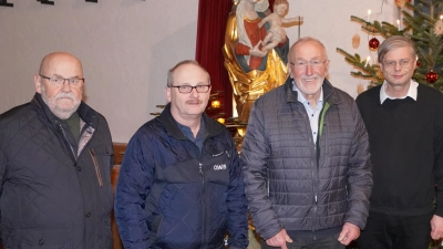 Bild von links: Kirchenpfleger Max Kick, Karl Herrmann (Sängerkreis Nordoberpfalz), Herbert Kick und Pfarrer Norbert Götz in der Waldthurner Pfarrkirche. (Bild: Franz Völkl)