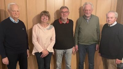 BLLV-Kreisvorsitzende Martina Thöns (Zweite von links) gratulierte den drei Bestplatzierten Franz Weis, Josef Etterer (von links) und Gerhard Schultes (rechts). August Schmidt (Zweiter von rechts) erhielt den Trostpreis. (Bild: BLLV/exb)