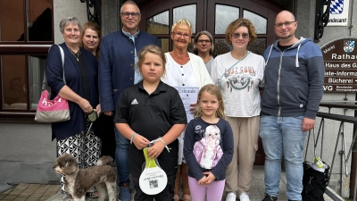 Dritter Bürgermeister Helmut Meindl ehrt treue Gäste im Rathaus Moosbach. (Bild: Claudia Rieß)
