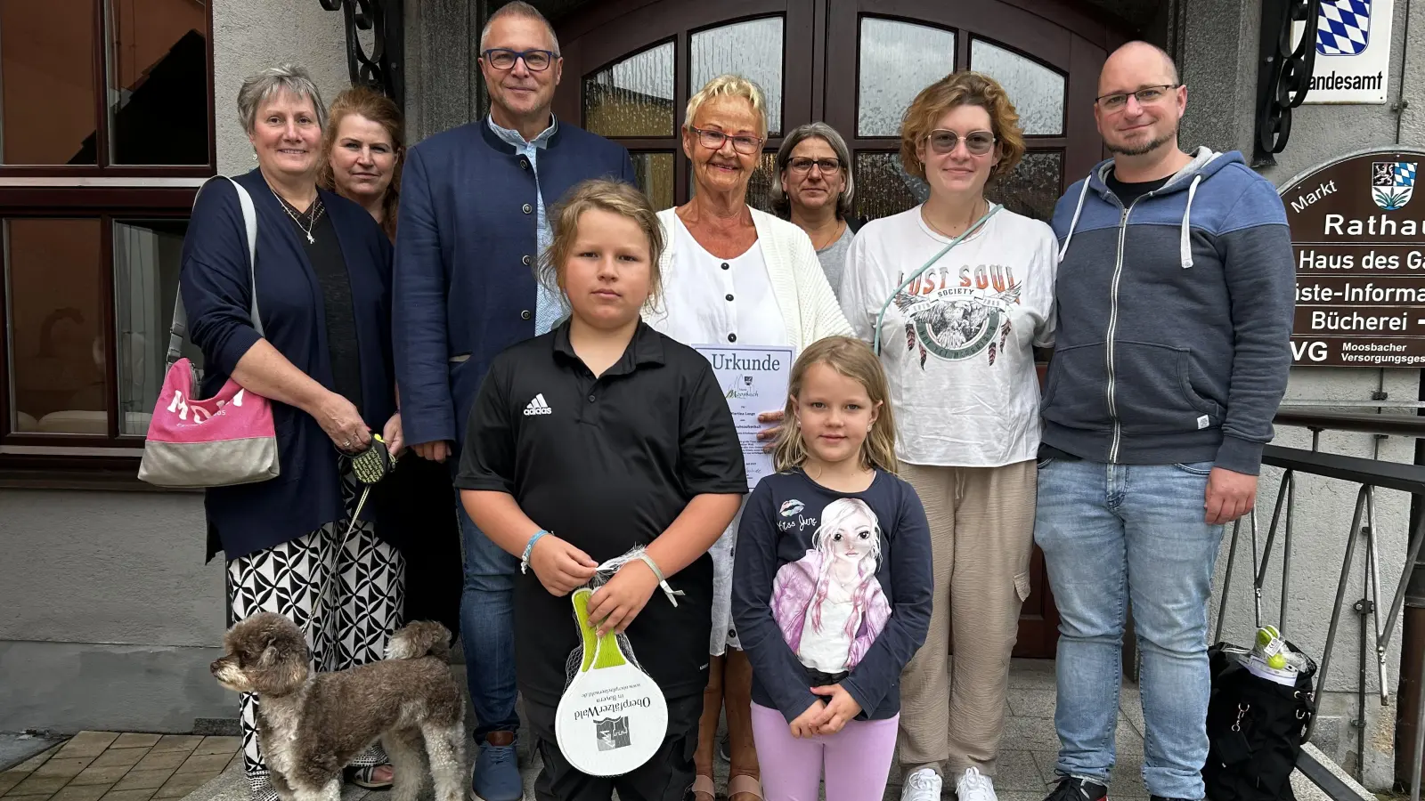 Dritter Bürgermeister Helmut Meindl ehrt treue Gäste im Rathaus Moosbach. (Bild: Claudia Rieß)