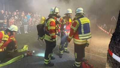 Die Feuerwehr Schwarzenbach im Einsatz bei der Schauübung „Zimmerbrand, Person in Gefahr” am Aktionstag „Lange Nacht der Feuerwehr” (Bild: Markus Pöllath)