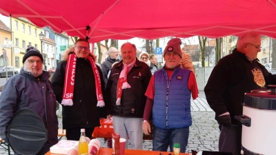 Bundestagskandidat Gregor Forster (2.v.l.) umringt von Vohentraußer Genossen  (Bild: Sigurd Passow)