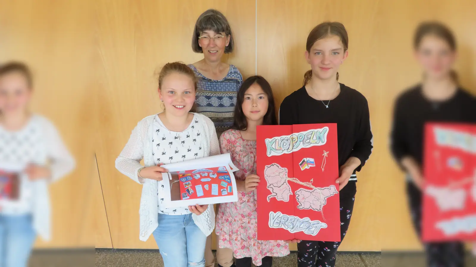 Diese Schülerinnen präsentieren stellvertretend für alle Beteiligten das Lapbook mit geklöppelter Brücke und vielen Informationen in den Aufklappseiten. Die Idee dazu stammt von Fachoberlehrerin Christine Hunger.<br> (Bild: Nikolaus Scherr)