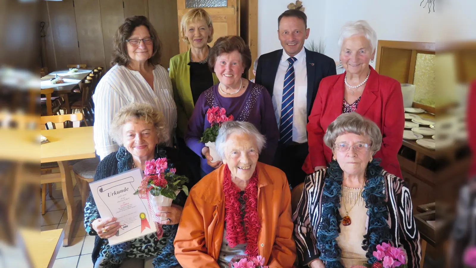 Erste Reihe v. l. n. r.: Christa Eckert, Irma Stüker, Margarete Wolf.<br>Zweite Reihe v.l.n.r.: Christine Kunstfeld-Lindner, Gabi Laurich, Lotte Krebs, OB Jens Meyer, Hilde Zebisch (Bild: Norbert Baunach)