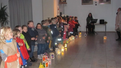 Von Millionen Sternen handelte ein Lied, das die Kindergartenkinder voller Freude sangen.  (Bild: sei)