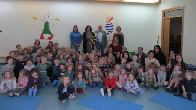 Zweite von links, stehend: Sieglinde Lorenz mit Kindergartenleiterin Corinna Fröhler (Erste von links, stehend) sowie Bürgermeister, Kindergartenpersonal und Kinder. (Bild: Natalie Mühltaler)