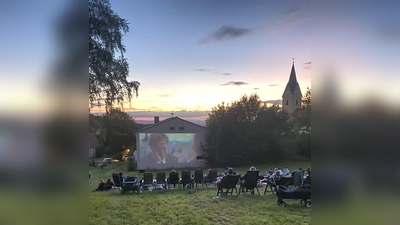 In einer lauen Sommernacht boten die Festdamen der Feuerwehr Griesbach den Kids ein unvergessliches Filmerlebnis.  (Bild: Katharina Schöner)