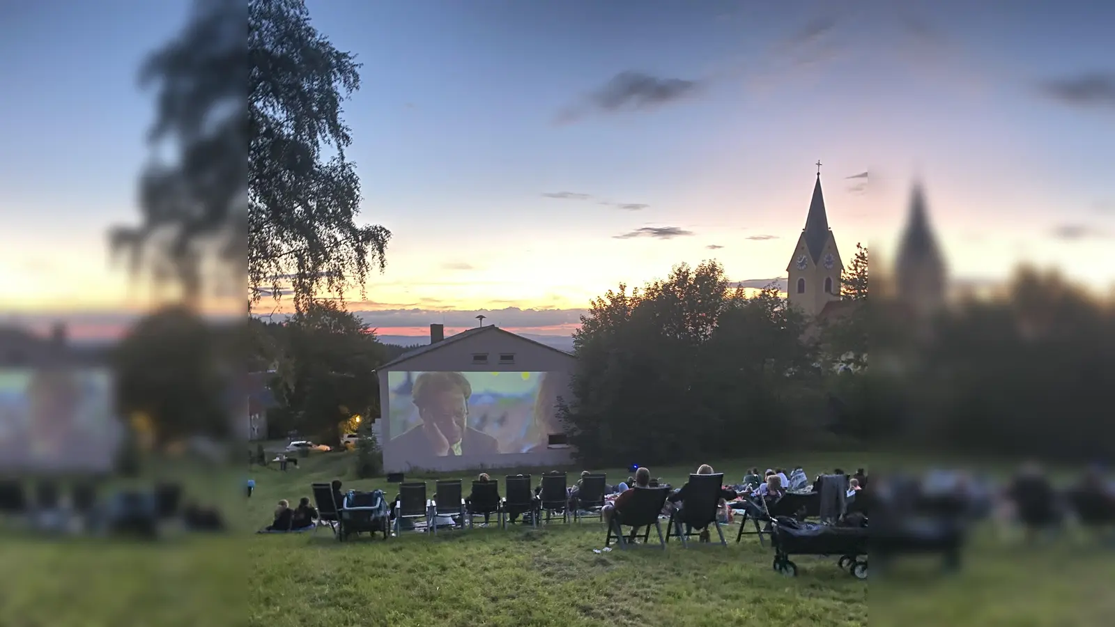 In einer lauen Sommernacht boten die Festdamen der Feuerwehr Griesbach den Kids ein unvergessliches Filmerlebnis.  (Bild: Katharina Schöner)