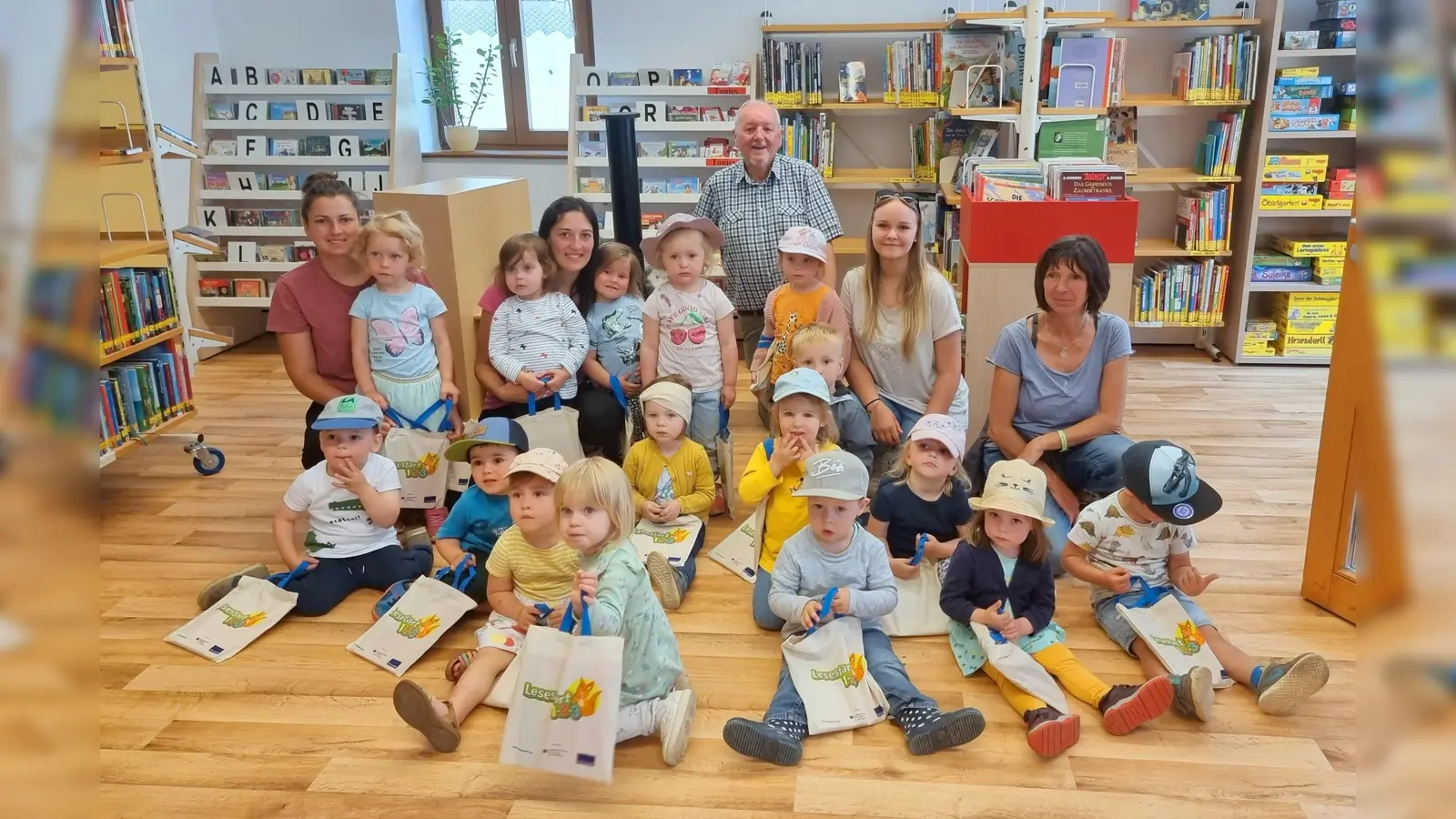 Die Kindergartenkinder mit Erzieherinnen und Büchereileiter Georg Dürr (Bild: dü)