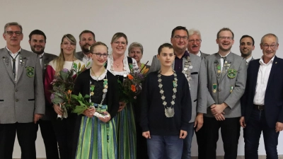 Jugendkönigin Jana Mikalauskas und Jugendkönig Matthias Ried (vorn), Schützenliesl Michaela Graf (Sechste von links) und Schützenkönig Rainer Salbeck (Neunter von links) sind die neuen Hoheiten der SG Vilstal Rieden. (Bild: mrr)