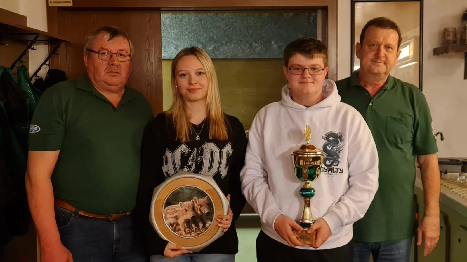  (v.l.n.r.) Jugendleiter Richard Meisinger, Ronja Jahncke, Simon Wild und Schützenmeister Helmut Werner.  (Bild: Corinna Werner)