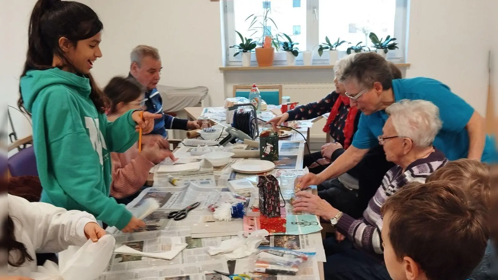 Beim gemeinsamen Basteln, Lesen und Spielen lernten sich Senioren und Schüler gegenseitig kennen. <br> (Bild: Katharina Scherl/exb)