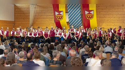 Das große Orchester des Musikvereins Freudenberg begeisterte beim Frühjahrskonzert in der Schulturnhalle das Publikum. (Bild: Hermann Koch/exb)