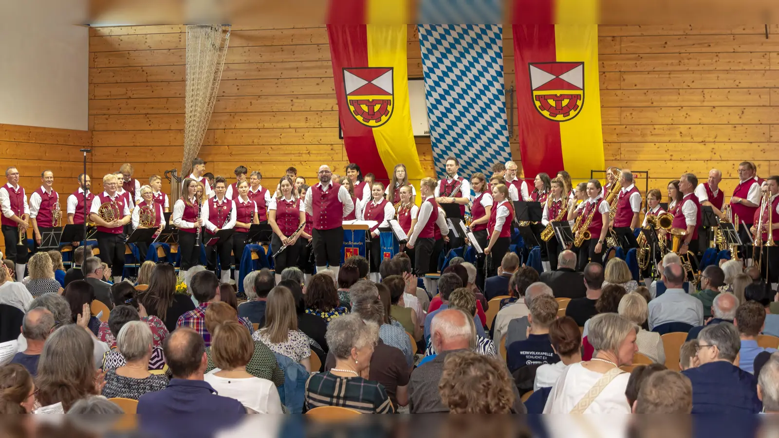 Das große Orchester des Musikvereins Freudenberg begeisterte beim Frühjahrskonzert in der Schulturnhalle das Publikum. (Bild: Hermann Koch/exb)