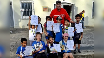 Die Kinder mit Trainer „Mo“ wie die Kinder ihn rufen. Abteilungsleiter Klaus Meier überreichte ihnen die Urkunden bei der Siegerehrung. (Bild: Reinhard Kreuzer)