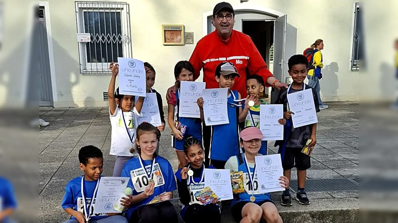 Die Kinder mit Trainer „Mo“ wie die Kinder ihn rufen. Abteilungsleiter Klaus Meier überreichte ihnen die Urkunden bei der Siegerehrung. (Bild: Reinhard Kreuzer)