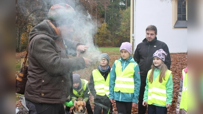 Gleich brennt der Zunder: Naturpark-Ranger Christian Rudolf erklärt dem Riedener Feuerwehrnachwuchs das Feuermachen mit Naturmaterial. (Bild: Steffi Igl / FFW Rieden)